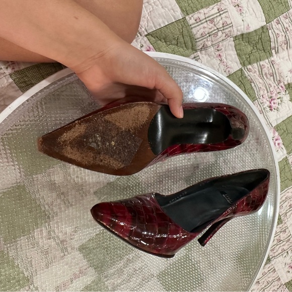 Final Sale Pre-Loved Stuart Weitzman Red Crocodile Heels - Picture 4 of 8
